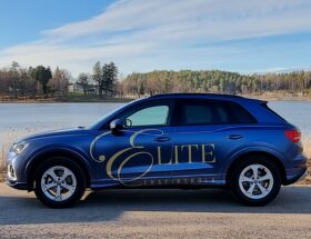 Elite Trafikskolas Audi parkerad framför sjö